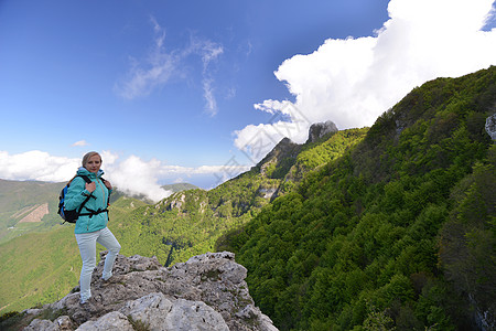 女人站山顶图片