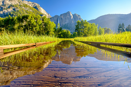 草甸与淹没木板路约塞米蒂公园山谷与约塞米蒂瀑布加州,美国图片