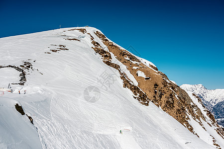 冬天的山景阳光明媚的日子里,高加索山脊上覆盖着雪克拉斯纳亚多拉那,索契,俄罗斯图片