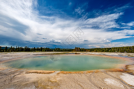 美国怀俄明州黄石公园大棱柱温泉附近的温泉绿松石池图片