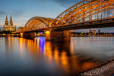 科隆大教堂科勒多姆莱茵河霍恩佐伦桥下的夜景,科隆城市天际线夜间,北莱茵威斯特伐利亚地区,德国图片