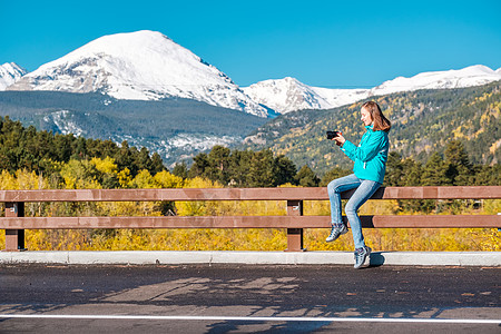 女游客拍照季节秋天冬天洛基山,科罗拉多州,美国图片