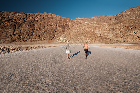炎热的夏季,美国加州死亡谷公园巴得沃特盆地的游客图片