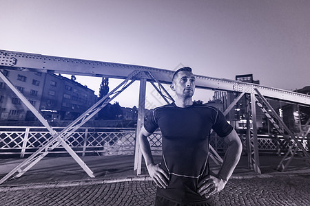 城市运动,轻健康的男人的清晨慢跑过桥图片