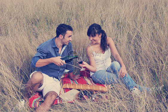 快乐的轻夫妇野外享受野餐,玩得很开心图片