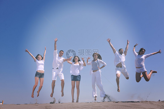 快乐的人体乐趣的跑步跳跃海滩美丽的沙滩图片