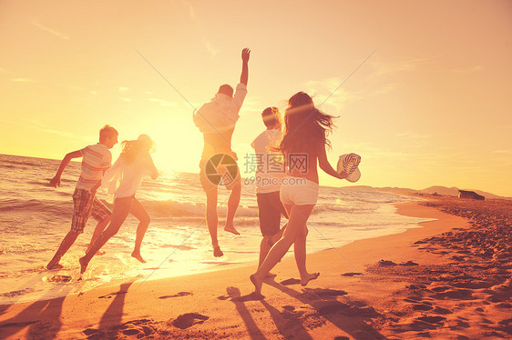 快乐的年轻人跑步跳跃图片