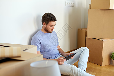 房地产,人技术轻人与平板电脑盒子搬新家男人带着平板电脑盒子搬新家图片
