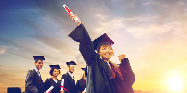 教育,毕业人的群快乐的国际学生迫击炮板学士学位礼服与文凭文凭的迫击炮板上快乐的学生图片