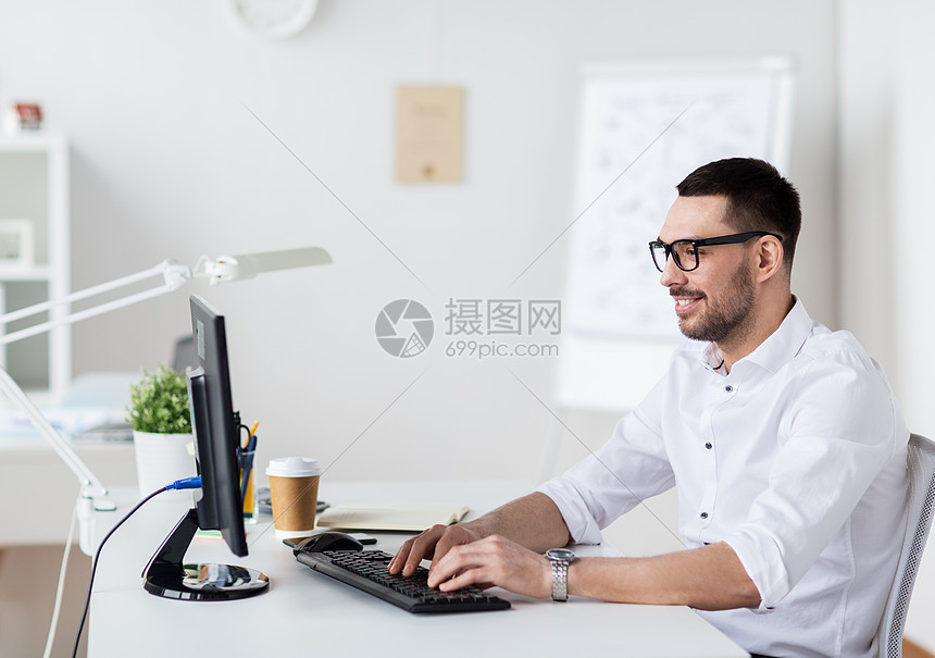 ‘~商业,人技术快乐的商人办公室的电脑键盘上打字的眼镜商人办公室电脑键盘上打字  ~’ 的图片