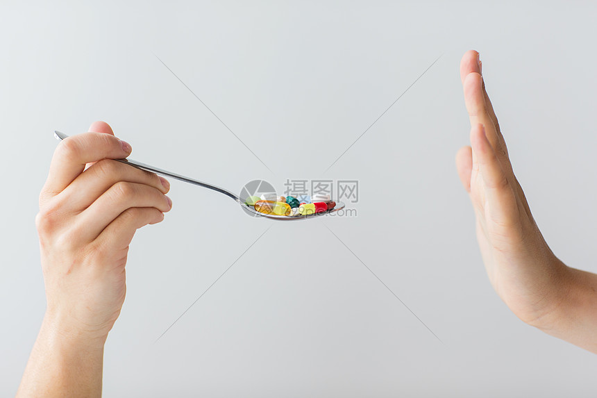 ‘~医学,医疗人的密切女手勺子与药丸用药丸把女的手着勺子  ~’ 的图片