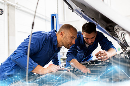 汽车服务,维修,维护人的技工与扳手修理汽车发动机车间车间用扳手修理汽车的机械工人图片