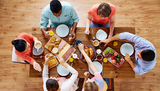 食物,饮食家庭群吃早餐坐桌子上的人群人桌子上吃早餐图片