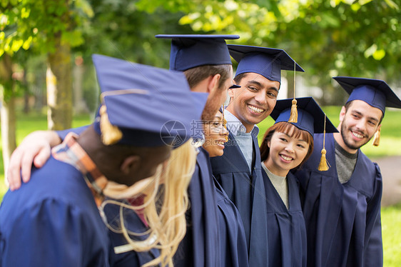 教育,毕业人的群快乐的国际学生砂浆板学士学位礼服户外快乐的学生灰泥板上的单身汉图片
