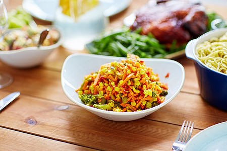 食物,饮食烹饪碗蔬菜沙拉与玉米木桌上蔬菜沙拉,玉米其他食物桌子上图片