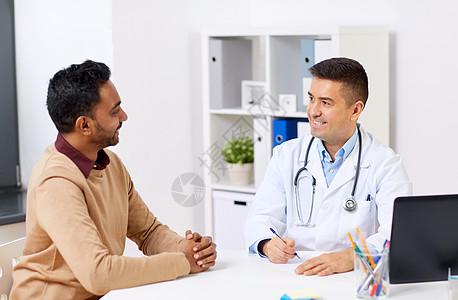 医学,医疗人的快乐的医生为男病人诊所写处方快乐的医生男病人诊所开会图片