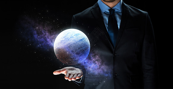 商业,天文学,增强现实人的接近商人与虚拟行星全息图用行星全息图商人图片