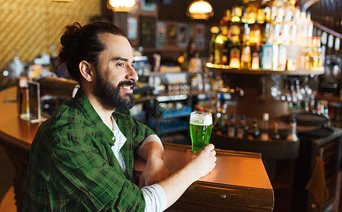 人们,休闲帕特里克日的快乐的人喝绿色啤酒酒吧酒吧男人酒吧酒吧喝绿色啤酒图片