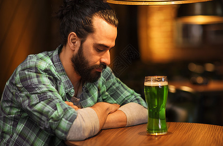 人们,帕特里克日酒精快乐的单身男子留着胡子,酒吧酒吧喝绿色啤酒孤独的人酒吧酒吧喝绿色啤酒图片