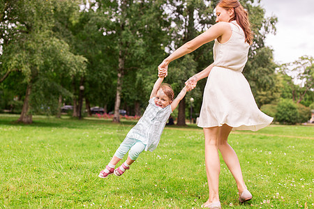 家庭,童父母的快乐的母亲与小女婴夏季公园玩玩快乐的母亲夏天的公园女婴玩耍蹒跚学步的孩子高清图片素材