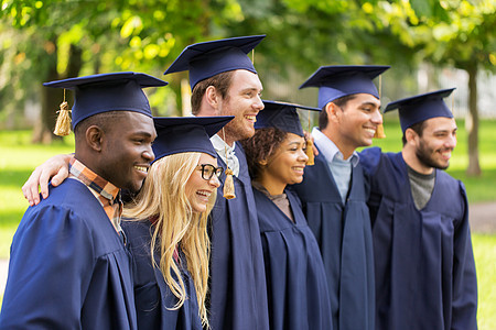 教育,毕业人的群快乐的国际学生砂浆板学士学位礼服户外快乐的学生灰泥板上的单身汉图片