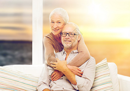 老,旅游,旅游人的幸福的老夫妇日落背景幸福的老夫妇日落的背景图片