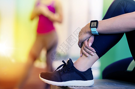 运动,健身,技术,生活方式人的密切的妇女与心率跟踪器健身房健身房用心率追踪器女人背景图片