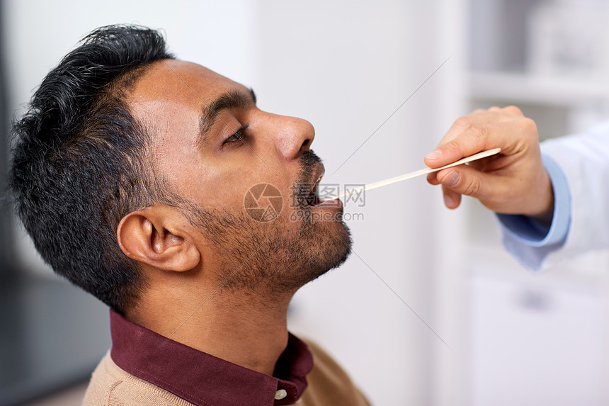 医学,保健喉学医生喉学家手与压舌器检查男病人的喉咙临床医生诊所亲自检查病人的喉咙图片