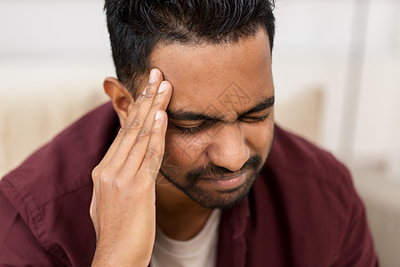 人,危机,情绪压力的密切的人遭受头痛家家里忍受头痛的男人图片