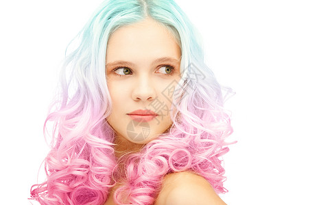 美丽发型的青少女孩与时尚的蓝色粉红色渐变染色头发时尚的彩色渐变染发少女图片