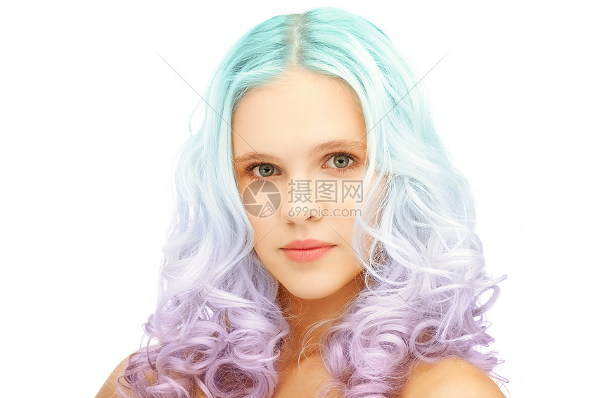 美丽发型的少女与时尚的蓝色淡紫色渐变染色头发时尚的彩色渐变染发少女图片