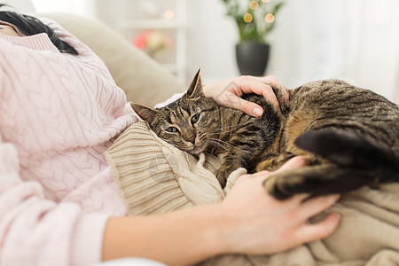 宠物,潮格人的女主与塔比猫床上家家里Tabby猫床上亲密主人图片