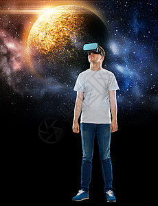 技术,增强现实人的轻人与虚拟耳机三维眼镜行星背景人虚拟现实耳机3D眼镜图片