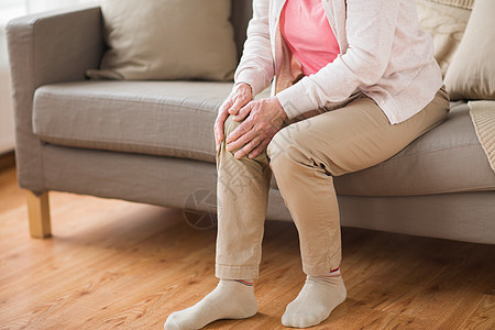 老健康问题人们的观念亲密的老妇女家里遭受腿部疼痛老妇女的腿疼痛家里图片