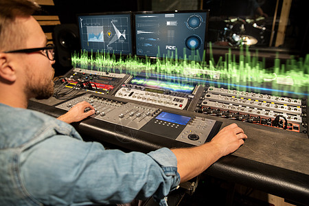 音乐,技术设备人混合控制台与计算机器录音室音乐录音室混合控制台的人图片