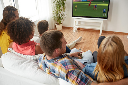 体育,人娱乐活动朋友球迷家里看足球比赛朋友们家看电视上的足球比赛图片