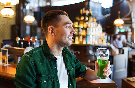 人们,休闲帕特里克日的快乐的轻人酒吧酒吧喝绿色啤酒男人酒吧酒吧喝绿色啤酒图片