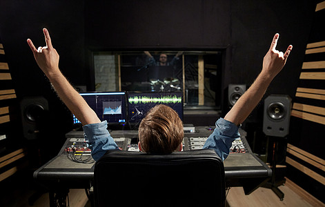 录音室混合控制台的人图片