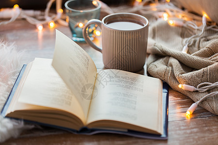 潮湿舒适的家庭书杯咖啡热巧克力桌子上桌子上书杯咖啡热巧克力图片