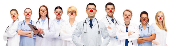 医学,红鼻日医疗保健国际小微笑的医生医生白色背景红鼻子日的群微笑的医生图片
