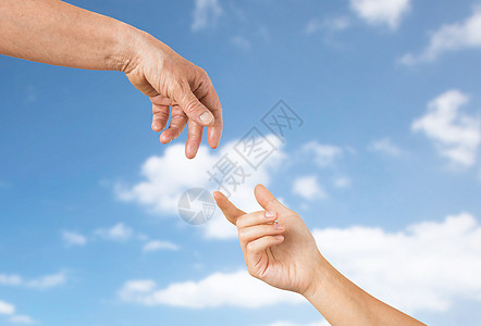 越过天空的两双手互相接触高清图片