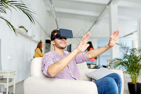 技术,增强现实人的快乐的人与虚拟耳机办公室快乐的人办公室用虚拟现实耳机图片