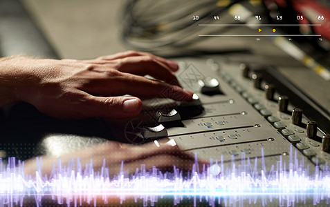 音乐,技术,人设备的手用混合控制台录音室手音乐录音室的混合控制台上图片