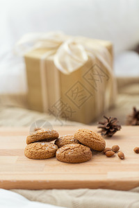 诞节,食物包店的自制燕麦饼干木板蚂蚁礼品盒的背景把燕麦饼干放木桌上图片