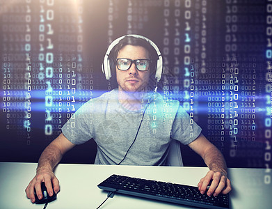 技术,网络,虚拟现实人的人黑客耳机眼镜与键盘黑客计算机系统编程进制代码投影戴耳机的人黑客计算机编图片