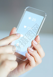 现代技术人的近距离的女手握透明的智能手机与社交媒体图标黑色背景手与社交媒体图标智能手机上图片