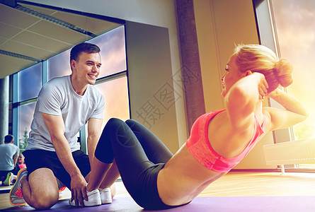健身,运动,训练,健身房生活方式的妇女与私人教练健身房仰卧坐私人教练的女人健身房仰卧坐图片