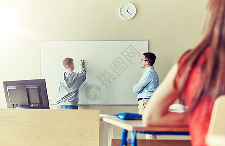 教育,高中,学人的学生男孩写东西空白白板老师课堂上老师学生学校的船上写作图片