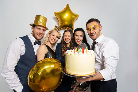 庆祝假期生日聚会上带大蛋糕的快乐朋友生日聚会上带大蛋糕的快乐朋友图片