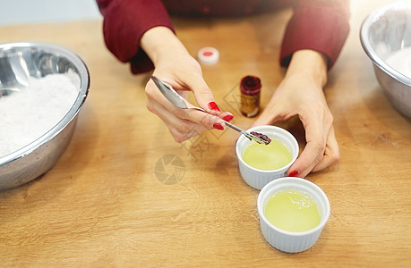 鸡蛋清染料烹饪的高清图片